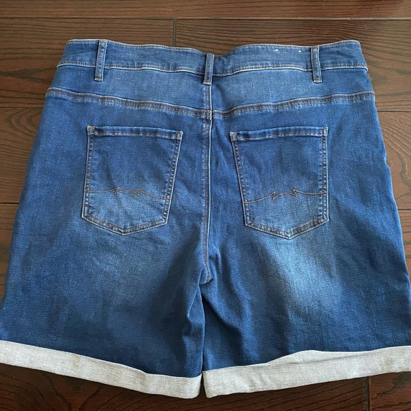 Parasuco Jean Shorts - Picture 2 of 3